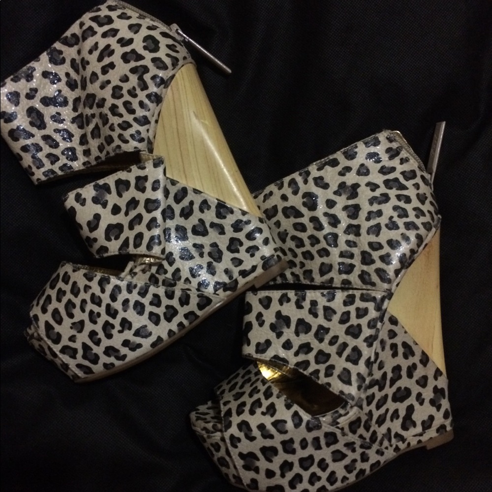 Leopard Print Cutout Wedge Heels Size 6